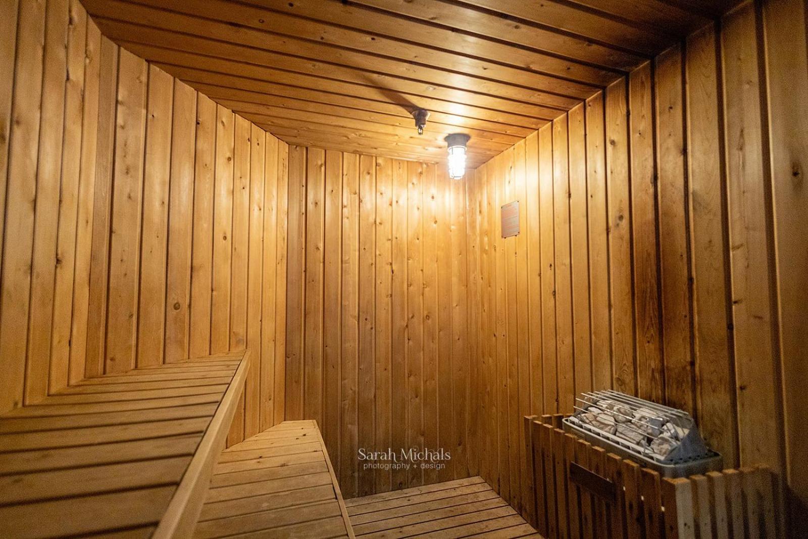 Mountain Host Motor Inn Iron Mountain Bagian luar foto