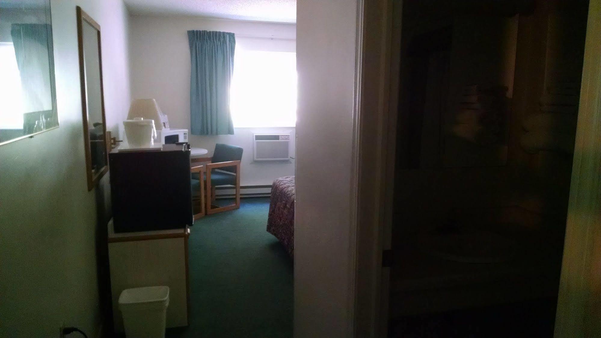 Mountain Host Motor Inn Iron Mountain Bagian luar foto